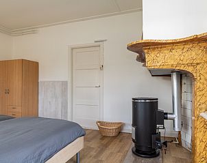 Eetruimte en woonkamer in DG984 vakantiehuis, Vries, Drenthe, met houten vloeren.