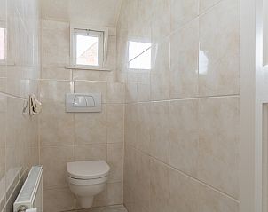 Tweede slaapkamer in DG984 vakantiehuis, Vries, Drenthe, met klassieke open haard.