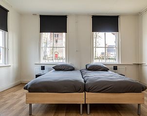 Voorkant van DG984 vakantiehuis in Vries, Drenthe, met groene omgeving.