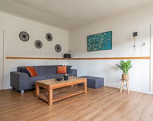 Keuken in DG984 vakantiehuis, Vries, Drenthe, met houten kasten en eetruimte.