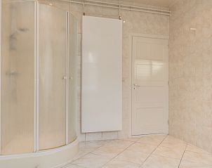 Straatbeeld nabij DG984 vakantiehuis in Vries, Drenthe, met bomen en historische gebouwen.