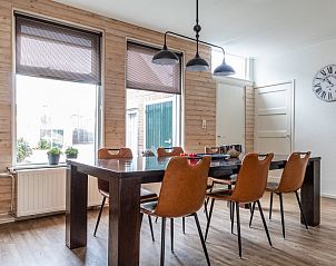 Keuken en eetkamer in DG984 vakantiehuis, Vries, Drenthe, met antieke kast.