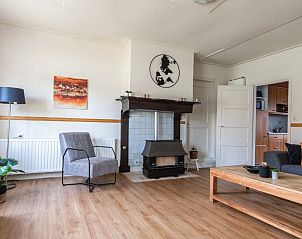 Slaapkamer in DG984 vakantiehuis, Vries, Drenthe, met traditionele open haard.