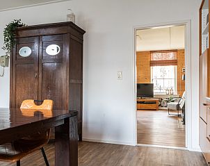 Toilet in DG984 vakantiehuis, Vries, Drenthe, met moderne afwerking.