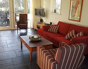 Gezellige woonkamer in Huisje in Roderesch, Noord Drenthe, ideaal voor ontspanning.