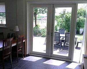 Eetruimte met uitzicht op tuin in Huisje in Roderesch, Noord Drenthe, Drenthe.