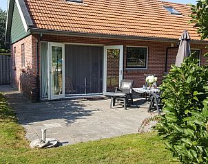 Ruim terras met tuinmeubilair bij Huisje in Roderesch, Noord Drenthe, Drenthe.