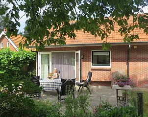 Schaduwrijke zithoek bij Huisje in Roderesch, vakantiehuis in Noord Drenthe.