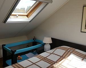 Gezellige kinderkamer met wieg in Huisje in Roderesch, Noord Drenthe, Drenthe.