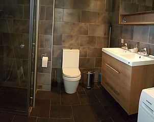 Moderne badkamer met douche in Huisje in Roderesch, Noord Drenthe, Drenthe.