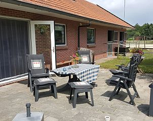 Terras met tuintafel en stoelen bij Huisje in Roderesch, Noord Drenthe.