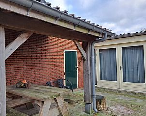 Buitenruimte met picknicktafel in Vakantiehuis in Zeegse, Drenthe, perfect voor buiten dineren.