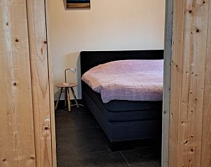 Sfeervolle slaapkamer in Vakantiehuis in Zeegse, Drenthe met comfortabel bed.