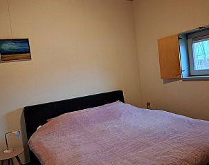 Ruime slaapkamer in Vakantiehuis in Zeegse, Drenthe met groot tweepersoonsbed.