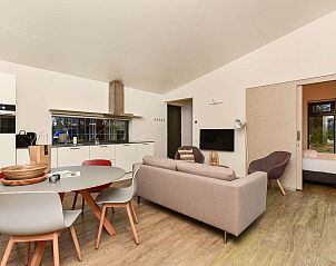 Sfeervolle woonkamer van vrijstaande woning in Zeegse, Drenthe.