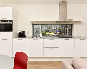 Slaapkamer in vakantiehuis in Zeegse met uitzicht op natuur.