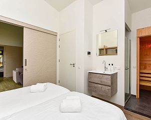 Moderne badkamer en sauna in vrijstaande woning in Zeegse.