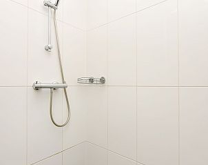 Ruime badkamer met bad in vrijstaande woning in Zeegse.