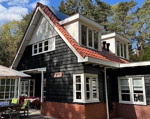 Huisje in Zeegse, een charmant vakantiehuis in Noord Drenthe, omringd door groene bossen.