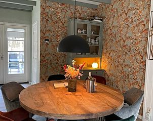 Eethoek in Huisje in Zeegse, vakantiehuis in Noord Drenthe, met stijlvol interieur.