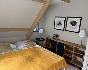 Slaapkamer met moderne inrichting in Huisje in Zeegse, vakantiehuis in Drenthe.