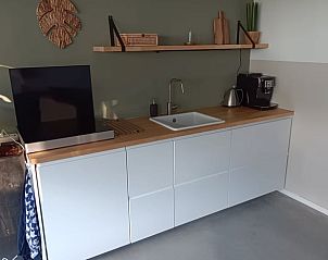 Compacte en functionele keuken in Vakantiehuisje in Zeegse, Drenthe, voor culinaire avonturen.