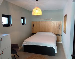 Sfeervolle slaapkamer in Vakantiehuisje in Zeegse, Noord Drenthe, met comfortabel bed.