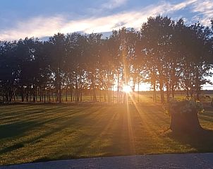 Adembenemende zonsondergang bij Vakantiehuisje in Zeegse, Noord Drenthe, omgeven door natuur.