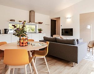 Open keuken en eetruimte in Huisje in Zeegse, vakantiehuis in Zeegse, ideaal voor familiediners.