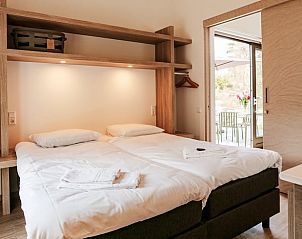 Gezellige slaapkamer in Huisje in Zeegse, een vakantiewoning in Noord Drenthe, met toegang tot het terras.