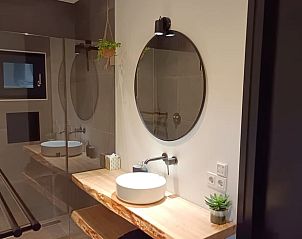 Huisje in Zeegse, Noord Drenthe, stijlvolle badkamer in het vakantiehuis met moderne voorzieningen.