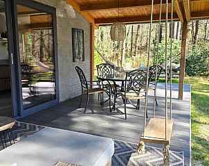 Gezellige zithoek op de veranda van Vakantiehuisje in Steenbergen, Noord Drenthe, Drenthe.