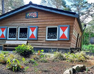 Charmante houten gevel van Vakantiehuisje in Steenbergen, omgeven door natuur in Noord Drenthe, Drenthe.