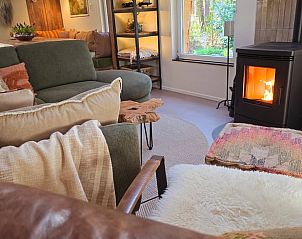 Warme en uitnodigende woonkamer met kachel in Vakantiehuisje in Steenbergen, Noord Drenthe, Drenthe.