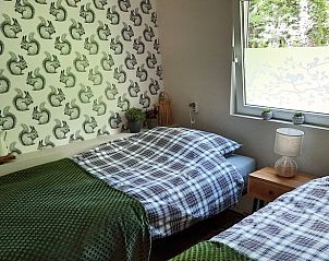 Tweede slaapkamer met twee eenpersoonsbedden in Vakantiehuisje in Steenbergen, Noord Drenthe, Drenthe.