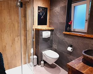 Moderne badkamer met douche in Vakantiehuisje in Steenbergen, Noord Drenthe, Drenthe.