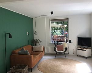 Gezellige binnenruimte van Huisje in Steenbergen, vakantiehuis in Drenthe met comfortabele zithoek en natuurlijk licht.