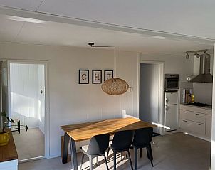 Eetruimte in Huisje in Steenbergen, vakantiehuis in Noord Drenthe met moderne keuken en eethoek voor gezellige maaltijden.