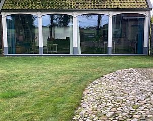 Ruime tuin bij Vakantiehuis in Veenhuizen, Drenthe. Ideaal voor buitenactiviteiten in een groene omgeving.