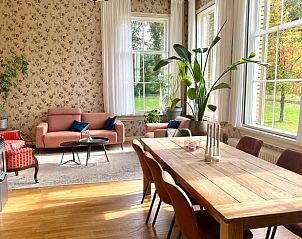 Gezellige woonkamer in Vakantiehuis in Veenhuizen, met uitzicht op de natuur van Noord Drenthe.