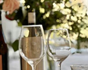 Elegante tafeldecoratie in Vakantiehuis in Veenhuizen, ideaal voor een romantisch diner.