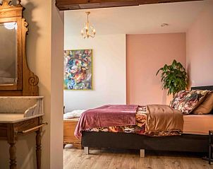 Sfeervolle slaapkamer in Vakantiehuis in Veenhuizen, een rustige plek in Drenthe.