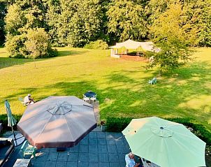 Zonnig terras bij Vakantiehuis in Veenhuizen, ideaal voor buitenactiviteiten in Drenthe.