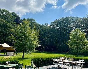 Buitenterras van Vakantiehuis in Veenhuizen, omgeven door de natuur van Noord Drenthe.