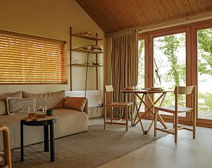 Gezellige woonkamer van Vakantiehuis in Veenhuizen met uitzicht op natuur in Noord Drenthe, Drenthe.