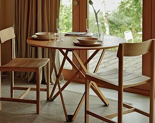 Eettafel met uitzicht in Vakantiehuis in Veenhuizen, genieten van natuur in Noord Drenthe, Drenthe.