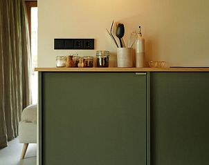 Keukenblad met accessoires in Vakantiehuis in Veenhuizen, stijlvol in Noord Drenthe, Drenthe.