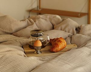 Ontbijt op bed in Vakantiehuis in Veenhuizen, ontspannen start in Noord Drenthe, Drenthe.