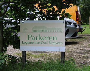 Parkeerplaats bij Vakantiehuis in Veenhuizen, Noord Drenthe, omgeven door groene natuur en rust.