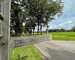 Toegangsweg naar Vakantiehuis in Veenhuizen, Noord Drenthe omgeven door bomen en natuur.